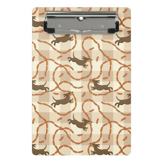 ソーセージの背景を持つ幸運な犬 ミニクリップボード (正面)