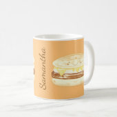 ソーセージ、卵、チーズサンドイッチ コーヒーマグカップ (正面右)