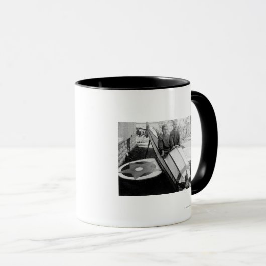 ソープボックス車の男の子 マグカップ (正面右)