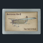 ソ連アントノフ安二型飛行機 長方形ベルトバックル<br><div class="desc">旧描写紙の背景画像に重ね合わせたスキー装備ソ連アントノフAN-2(Антонов Ан-2)のデジタル画像。キリルロシアの文字読の「Антонов Ан-2」(Antonov An-2)も登場。2017年にはAN-2の処女飛行祝70周年のウクライナに位置するアントノフ社。AN-2(愛称ロシアの:кукурузник[ククルズニクまたはトウモロコシ農家労働者])は、NATOが子馬と呼ぶ世界最大のエンジン独身のバイプレーン。その非常に遅い飛行能力は、短く、改善されていない分野に最適であり、いくつかの特殊な変種は、寒い天候や他の極端な環境のために構築されている。それはロシアと東アジアの一部のニッチを満たし、西の尊敬すべきダグラスDC-3/C-47と同じ。1947年の初出演以来、AN-2は数素晴らし数で生産され、USSRでは5, 000以上が建設された。1960年以降、AN-2の大半はポーランドで製造されており、1992年に完全生産が終了する前に1万2000以上が生産された。部品在庫からの限定生産が続いている。AN-2はShijiazhuang Y-5として中国のライセンスの下に構築されている。北朝鮮は特殊部隊の使用のために男性AN-2を運営している。ロッ救キードC-130の場合、AN-2は他のどの航空機よりも長い間連続生産されている。AN-2は、官営林業・農業用実用機として設計された。しかし、基本的な機体は適応性が高く、多数のバリエーションが開発されている。例えば、ホッパーを装備した農作物の防塵のバージョン、大気採取用の科学的バージョン、森林火災を戦うための水爆装置、救急車飛んでいる車、浮体式の水上機装置バージョン、パラトロオペラを落下させるための軽武装の戦闘バージョン、そしてもちろん12人乗り旅客機である最も一般的なAN-2Tバージョンが含まれる。AN-2は操作手帳に引用されたストール速度を持たない(ストール速度は、航空機が翼の上の空気の流れを離れるために旅行が遅すぎる速度であ保る)。AN-2のパイロットは、この航空機は30mphでフルコントロールで飛行できると述べている(コントラストとしてモダンは、セスナ4人乗り軽機のストール速度は55mphのまわりに)。この遅い失速スピードは、航空機が後方に飛ぶことを可能にするもし（航空機は時速35マイルの逆風を指し、フルコントロール下で時速5マイルで後方に移動する）。これは、短い離陸と着陸(STOL)航空機の場合でも珍しい能力である。ドイツのファイザーFi-156「ストーク」だけが遅いスピードの能力を持っている。パイロットのハンドブックからの興味深い注読:「楽器の状態でやめもし（ブラインド時は地面を見ることができない）または夜に、パイロットは列を完全に引っ張る必要がある（それはストールしない）と翼レベル。最先端のスラットは時速64キロで約40キロで飛び出し、飛行機が時速25キロで進む速度に減速すると、飛行機が地面に着くまでパラシュート降下の速度ほどで沈む」</div>