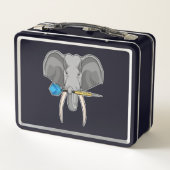 ゾウがダーツと共にダーツ メタルランチボックス (裏面)