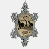 ゾウたちがトランペットを吹きながら、クリスマスの休暇に帰宅する スノーフレークピューターオーナメント (左)