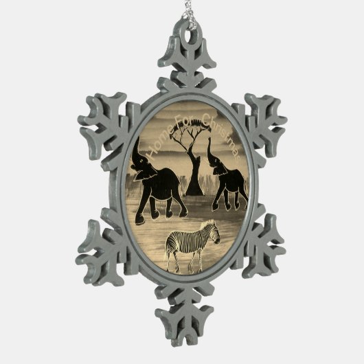 ゾウたちがトランペットを吹きながら、クリスマスの休暇に帰宅する スノーフレークピューターオーナメント (左)