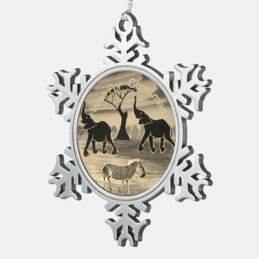 ゾウたちがトランペットを吹きながら、クリスマスの休暇に帰宅する スノーフレークピューターオーナメント (右)