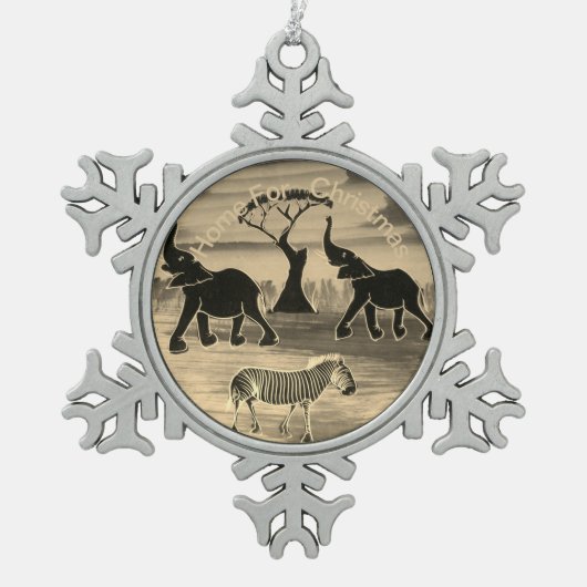 ゾウたちがトランペットを吹きながら、クリスマスの休暇に帰宅する スノーフレークピューターオーナメント (正面)