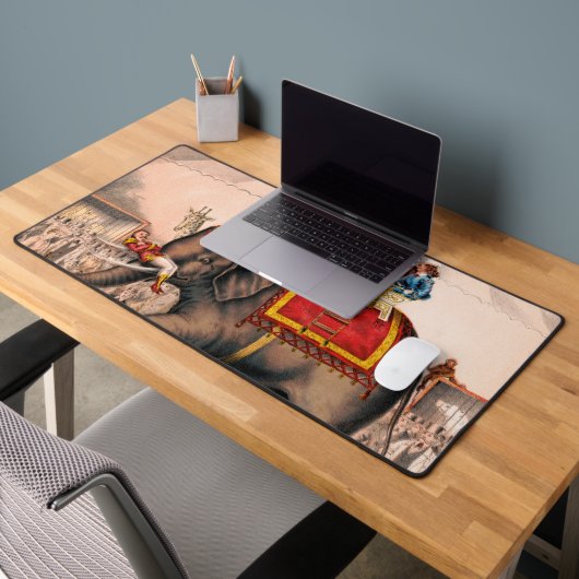 ゾウとサーカスの演技をする男性。 デスクマット (オフィス2)