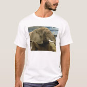 ゾウのクローズアップ Tシャツ (正面)