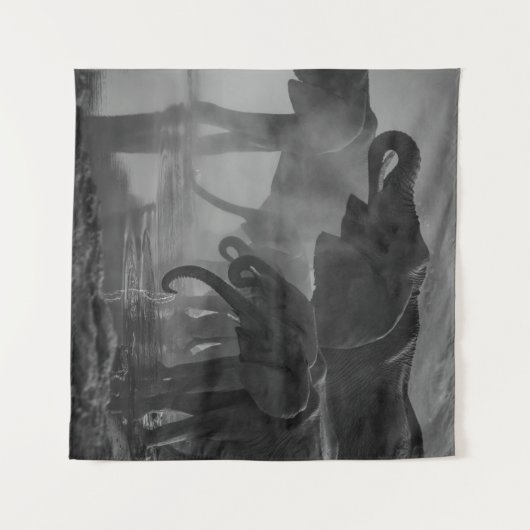 ゾウの飲み水のグレースケール写真 タペストリー (正面(横))