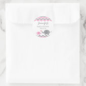 ゾウ赤ちゃんシャワーシール |ピンクの灰色のシェブロン ラウンドシール (バッグ)