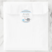 ゾウ赤ちゃんシャワーシール |青い灰色の山形 ラウンドシール (バッグ)