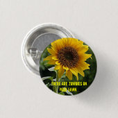 ゾンビがあります。 -円形 缶バッジ (正面&裏面)