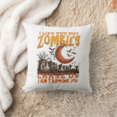 ゾンビに追われるハロウィーンの墓場と三日月 クッション (ブランケット)
