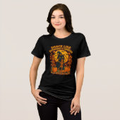 ゾンビのように踊れ ハロウィーンの魔法に満ちたウィッチのデザイン トライブレンドTシャツ (正面全面)