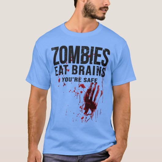 ゾンビは脳を食べる お前は安全 ゾンビホラーおもしろTシャツ Tシャツ (正面)