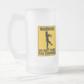 ゾンビを食べ物を与えないで下さい フロストグラスビールジョッキ (左)