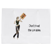 ゾンビピンアップガール抗議I抱き枕 ラージペーパーバッグ (裏面)