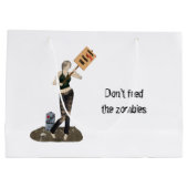 ゾンビピンアップガール抗議II抱き枕 ラージペーパーバッグ (裏面)