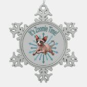 ゾーミー・タイム・スフィンクス・キャット スノーフレークピューターオーナメント (正面)