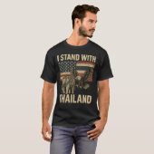タイと共に立ちます (2) Tシャツ (正面フル)