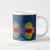 タイの文字を使った抽象的な魚の芸術的デザインのジャンボマグ ジャンボコーヒーマグカップ (右)