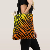 タイガカラフルストライプー炎アニマルプリントデザイン トートバッグ (クローズアップ)