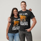 タイガーおもしろいガールデザインキッズ女性ママ虎ラブ Tシャツ (ユニセックス)