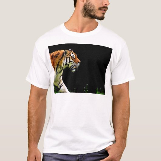 タイガーが近づく – 野生動物のアートワーク Tシャツ (正面)