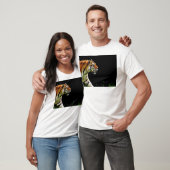 タイガーが近づく – 野生動物のアートワーク Tシャツ (ユニセックス)