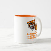 タイガーでシーズンのバスケットボールの試合 ツートーンマグカップ (正面右)