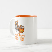 タイガーでシーズンのバスケットボールの試合 ツートーンマグカップ (正面左)