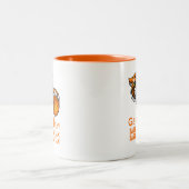 タイガーでシーズンのバスケットボールの試合 ツートーンマグカップ (中央)