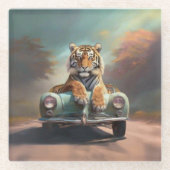タイガーはヴィンテージスポーツカーに座っている ガラスコースター (正面)