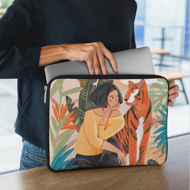 タイガーウーマンオレンジガーリーの風景イラストレーション ラップトップスリーブ (クリエイターアップロード済み)