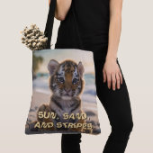 タイガーカッブ「太陽、砂、およびストライプビーチ」トート トートバッグ (クローズアップ)