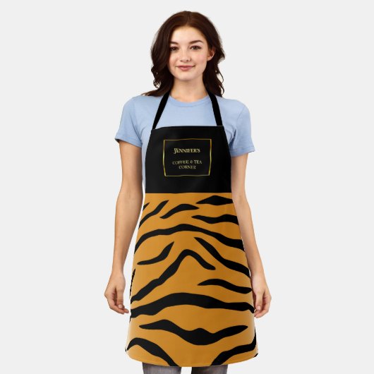 タイガープリントブラック金ゴールドプロフェッショナルモノグラム エプロン (着用した状態)