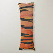 タイガーホットオレンジとブラックプリント ボディピロー (正面縦)