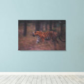 タイガー歩くスルーフォレスト キャンバスプリント (インサイチュ (ウッドフロア))