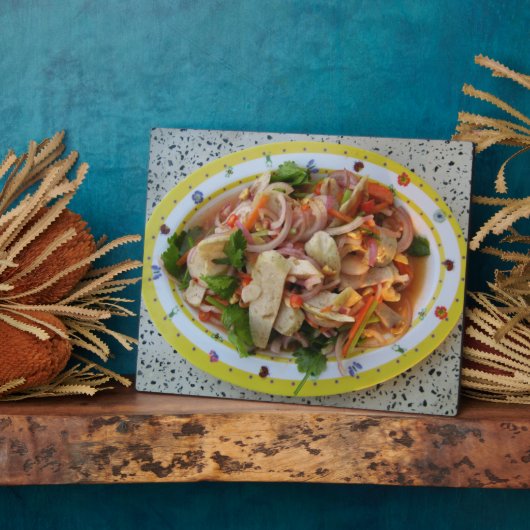 タイスパイシーソーセージサラダ…アジア通り食品 フォトプラーク (側面)