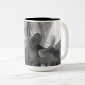 タイタニックのプロペラ ツートーンマグカップ (正面右)