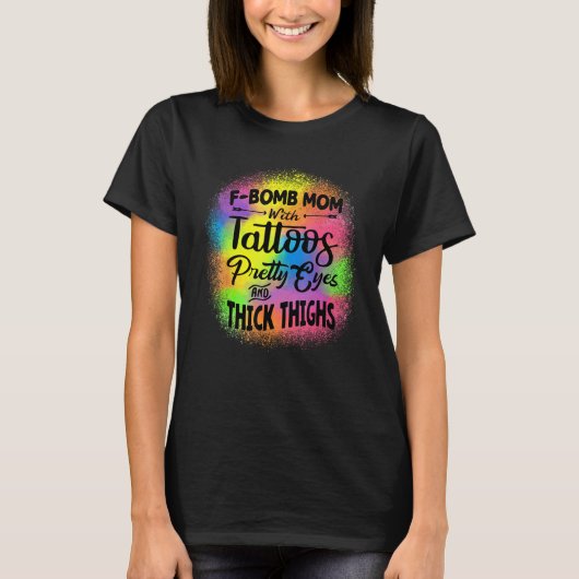 タイダイのF爆弾ママ タトゥーでかわいい目と太い Tシャツ (正面)