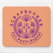 タイトル: 「スクラップブックユーザー – 切り取り、貼り付け、繰り返し」 マウスパッド (正面)