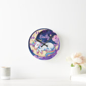 タイトル： Moon Unicorn Wall Clock – 編集可能な名前 ラウンド壁時計 (ホーム)