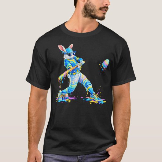 タイドライに染まるウサギの野球イースター バニー メンズ Tシャツ (正面)