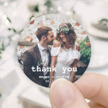 タイピミニマルーシンプルター写真結婚の感謝 ラウンドシール<br><div class="desc">サンキューカードとエレガント披露宴パーティの好意にパーソナライズされた対するtouchを追加し結婚てカスタム、の写真のラウンドステッカー/封筒用シール。この写真上のすべてのテンプレートは、パーソナライズするシンプルために使用される。「ありがとう」は愛に変えることができ、感謝してい歓迎、カップルのイニシャル、その他の文字に変えることができる、または完全に削除することができる。(画像の配置のヒント：写真を正確に配置する簡単の方法は、Zazzleウェブサイトにアップロードする前に写真を切り抜くことである。 白い重モダンねデザインは、クラシックミニマルタイプライタータイポグラフィと選択の写真を備えている。これらのラベルはスタイリッシュお友達や家族に対し表現て、特別な日のお祝いを共有することに感謝する方法である。</div>