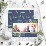 タイプモダンネイビーブルーメリークリスマスパイン写真 箔シーズンカード<br><div class="desc">本当に目立つユニークホリデーカードを探している？私たちのタイプモダンネイビーブルーメリークリスマスパイン写真ゴールドフォイルホリデーカードをチェックアウト！この美しいカードは金ゴールドフォイルお気に入りのフレームにあなたの写真の3つを備え、フェスティバルの赤、緑と金ゴールドフォイルの冬のモチーフによってアクセント。ミックスタイプのモダンゴールドフォイルタイポグラフィは外観を完成し、この1枚のホリデーカードは確実に印象を与える。著作権エレガント招待状、すべての権利を留保。</div>