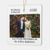 タイプライターの文字初めてのクリスマスはMr.And Mrs. セラミックオーナメント (左)