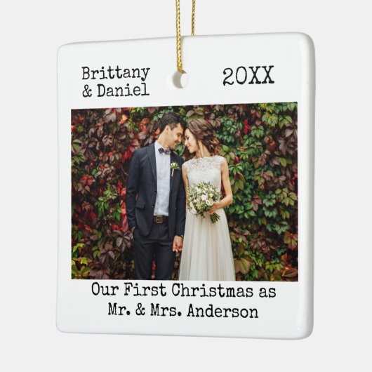 タイプライターの文字初めてのクリスマスはMr.And Mrs. セラミックオーナメント (左)