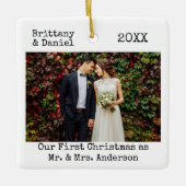 タイプライターの文字初めてのクリスマスはMr.And Mrs. セラミックオーナメント (正面)