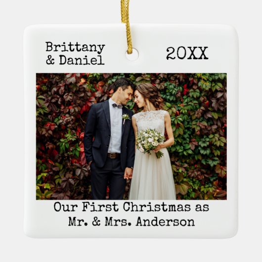 タイプライターの文字初めてのクリスマスはMr.And Mrs. セラミックオーナメント (正面)