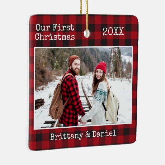 タイプライターの文字初めてのクリスマスカップル写真のプレイド セラミックオーナメント (右)